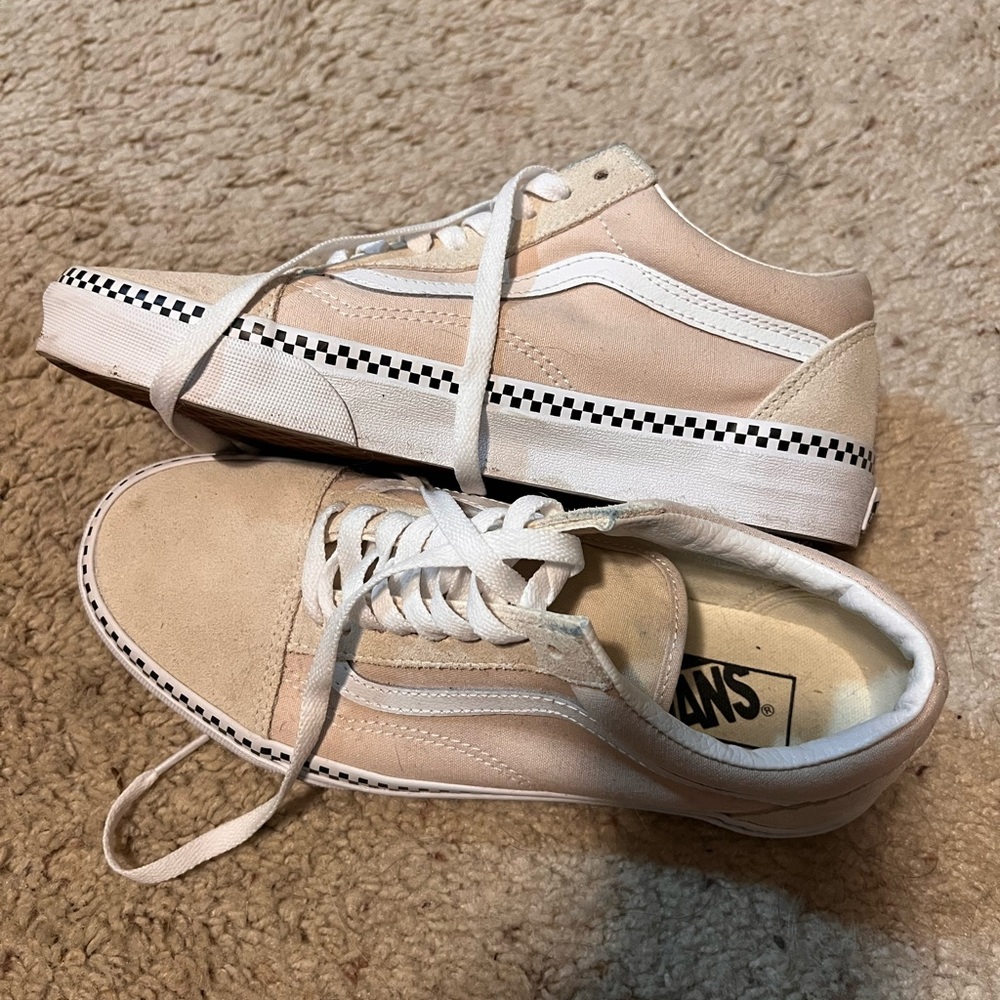 Vans- unisex.  Fits women’s size 8.5, men’s size 7.  Primary color is beige.